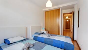 2 chambres, fer et planche à repasser, Wi-Fi gratuit, draps fournis