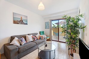 TV - Casa 'Tazacorte' with Sea Views, Shared Pool and Wi-Fi (Tazacorte)