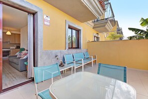 Outdoor dining - Casa 'Tazacorte' with Sea Views, Shared Pool and Wi-Fi (Tazacorte)