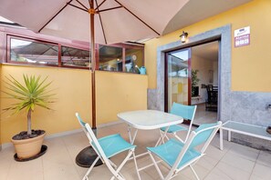 Outdoor dining - Casa 'Tazacorte' with Sea Views, Shared Pool and Wi-Fi (Tazacorte)