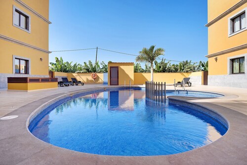Casa 'Tazacorte' with Sea Views, Shared Pool and Wi-Fi