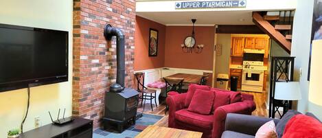 Een televisie, videogames, een dvd-speler en tafelvoetbal