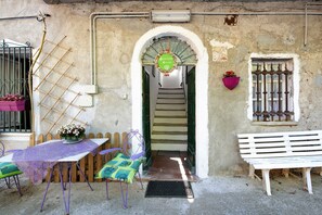 Outdoor dining - Apartment 'Orizzonte Calmo' with Mountain View, Garden and Wi-Fi (Borghetto di Borbera)