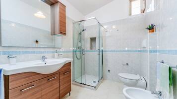 Dusche, Haartrockner, Handtücher