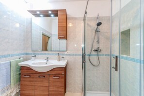 Douche, sĂšche-cheveux, serviettes fournies