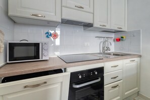 Fridge, microwave, oven, stovetop - Apartment "Casa in Via Seminario" with Balcony and Wi-Fi (Otranto)