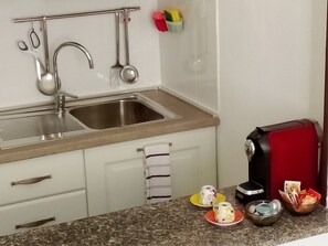 Frigorifero, microonde, forno, piano cottura