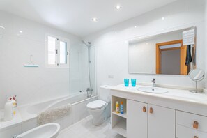 Badewanne, Haartrockner, Handtücher