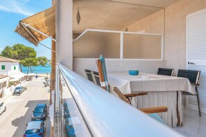 Outdoor dining - Pet-Friendly Apartment 'Villa Marina 34' with Sea View, Balcony & Wi-Fi (Colònia de Sant Jordi)