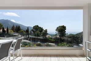 Outdoor dining - Central Apartment with a View, Shared Pool & Wi-Fi (Mijas Pueblo)