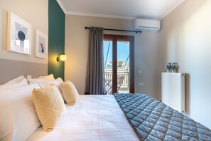 2 habitaciones, escritorio y tabla de planchar con plancha