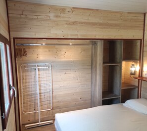 1 bedroom, travel cot, bed sheets