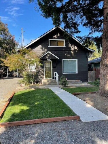 1 Bedroom Apartment, Queen Casper Mattress, Full Kitchen, Roku TV, Washer/Dryer with parking.