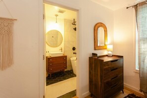 Secador de cabelo, toalhas de banho