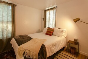1 quarto, escrivaninha, ferros/tábuas de passar roupa, berço de viagem