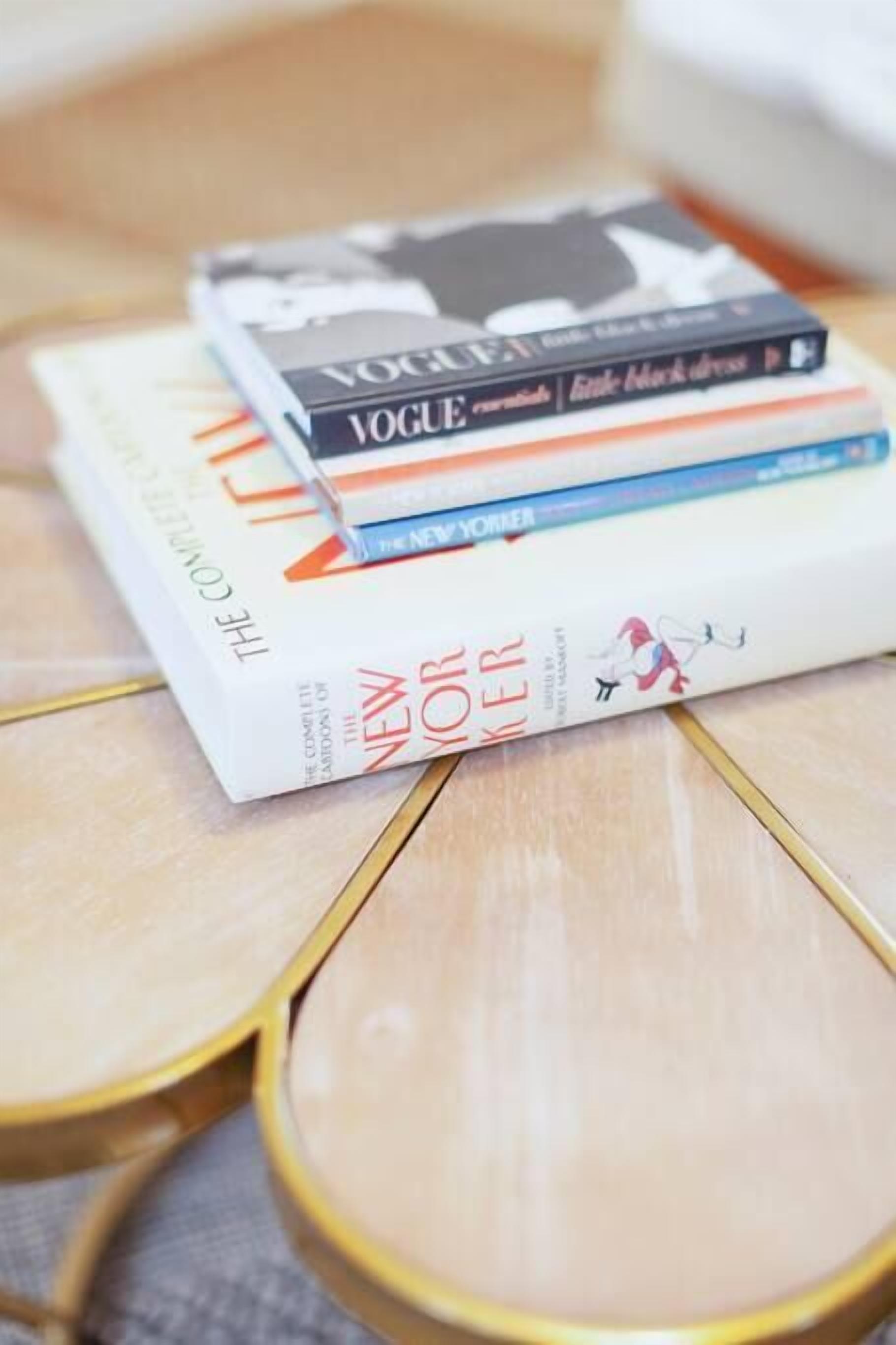 Une pile de livres sur une table en bois.