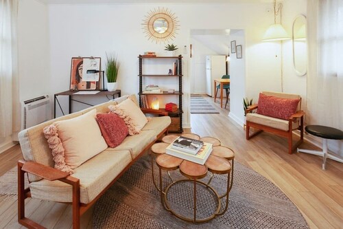 Modern Designer Apartment – Ideal for Short or Extended Stays<br>- Short walk to downtown Medford<br>- Steps to Bear Creek walking/running path<br>- Close proximity to Asante and Providence Medical Centers<br>- Convenient access to I-5 freeway