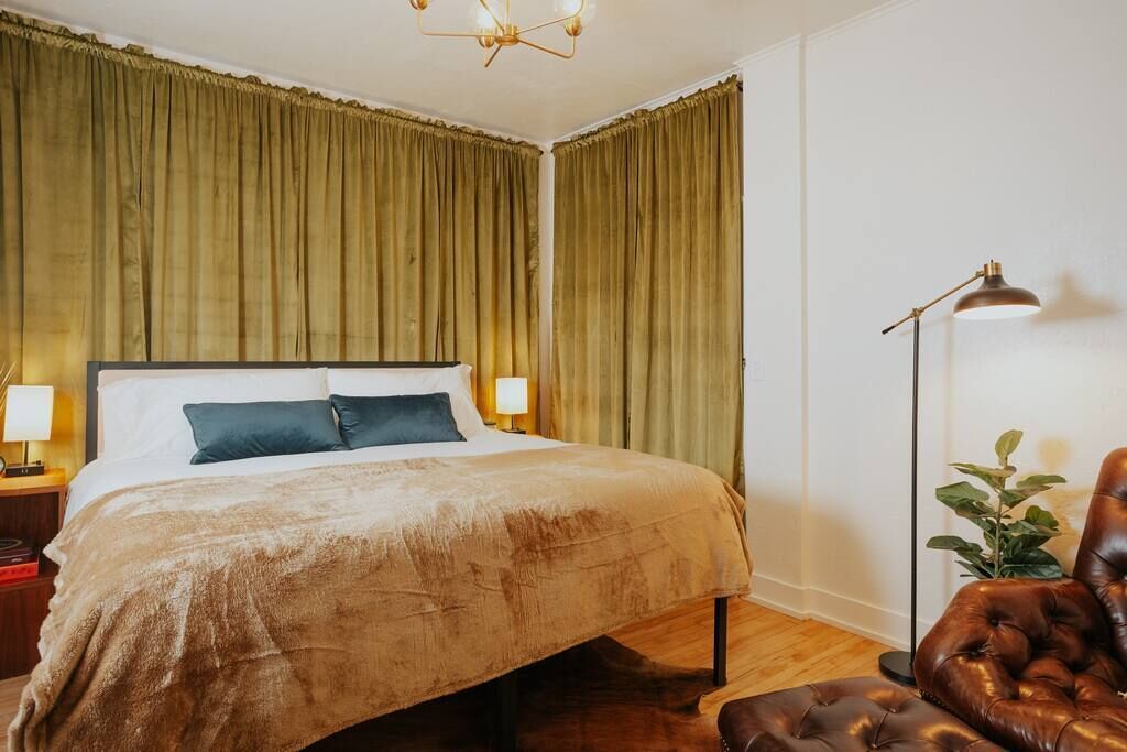 1 Schlafzimmer, Schreibtisch, Bügeleisen/Bügelbrett, Reisekinderbett