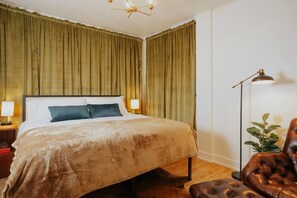 1 slaapkamer, een bureau, een strijkplank/strijkijzer, reisbedje