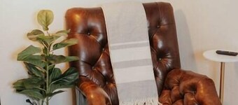 Modern Studio unit next to downtown Medford. Features a plush King bed, private outdoor space, fast WiFi, and a well-equipped mini-kitchen. Perfect for couples or solo travelers.