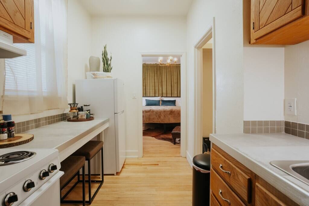 Een koelkast, een magnetron, een oven, een kookplaat