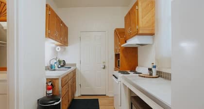Modern Studio unit next to downtown Medford. Features a plush King bed, private outdoor space, fast WiFi, and a well-equipped mini-kitchen. Perfect for couples or solo travelers.