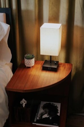 1 dormitorio, escritorio, tabla de planchar con plancha y cuna de viaje
