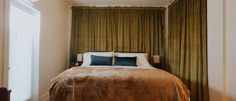 1 habitación, escritorio, tabla de planchar con plancha y cuna de viaje