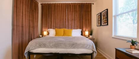 1 habitación, escritorio, tabla de planchar con plancha y cuna de viaje