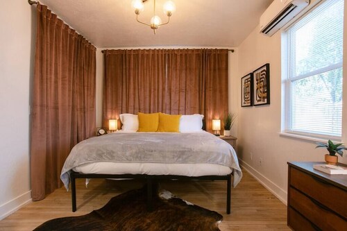 Your easy urban base in Medford! This comfortable Studio includes a King bed, free parking, and a full kitchenette. Steps from downtown dining and entertainment.