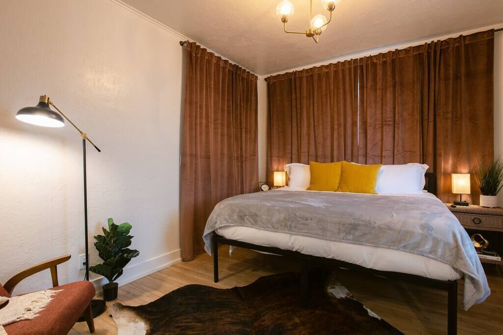 Apartment close to downtown with parking included.