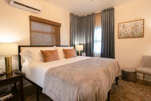 1 bedroom, desk, iron/ironing board, travel cot - Apartment close to downtown with parking included. (Medford)