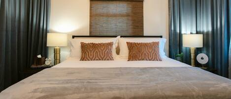 1 室のベッドルーム、デスク、アイロン / アイロン台、旅行用ベビーベッド