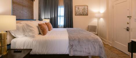 1 sovrum, skrivbord, strykjärn/strykbräda och resesäng