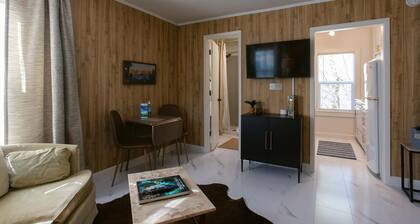 Ideal stopover location right off I-5, nestled in a scenic area by the Rogue River. Enjoy the peaceful sounds of the river while having quick access to major travel routes and nearby towns.