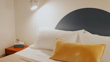 Een bureau, een strijkplank/strijkijzer, reisbedje, gratis wifi