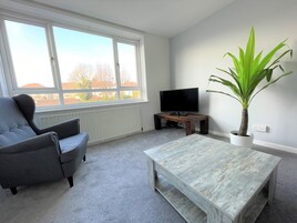 Casa estándar | Zona de estar | Televisión LCD de 40 pulgadas con canales por cable