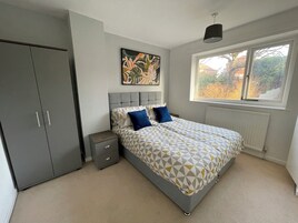 3 habitaciones, escritorio y espacio para trabajar con laptop 