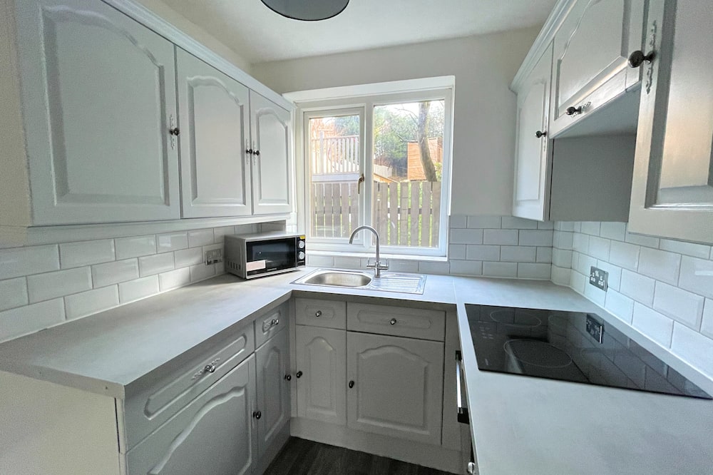 Bright & Airy 3BR Home with Parking - Froggatt