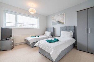 Casa estándar | 3 dormitorios, escritorio, espacio para trabajar con un portátil