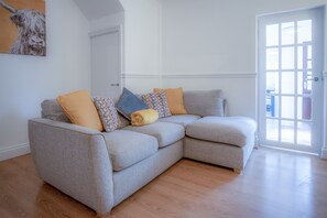 Apartment (2 Bedrooms) | Living area