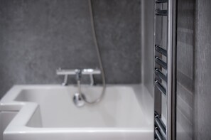 Combined shower/bathtub, towels - Ivy Cellar - 1 Bedroom Apartment - Tenby (Tenby)