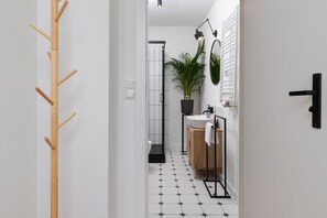 Shower, towels, shampoo