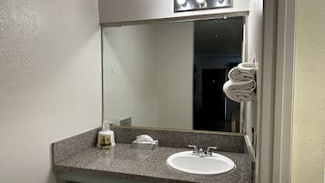 Habitación individual estándar, 1 cama King size | Baño | Regadera tipo lluvia, amenidades de baño gratuitas, toallas
