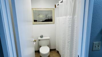 Chambre simple Standard, 1 très grand lit | Salle de bain | Douche cascade, articles de toilette (gratuits), serviettes fournies