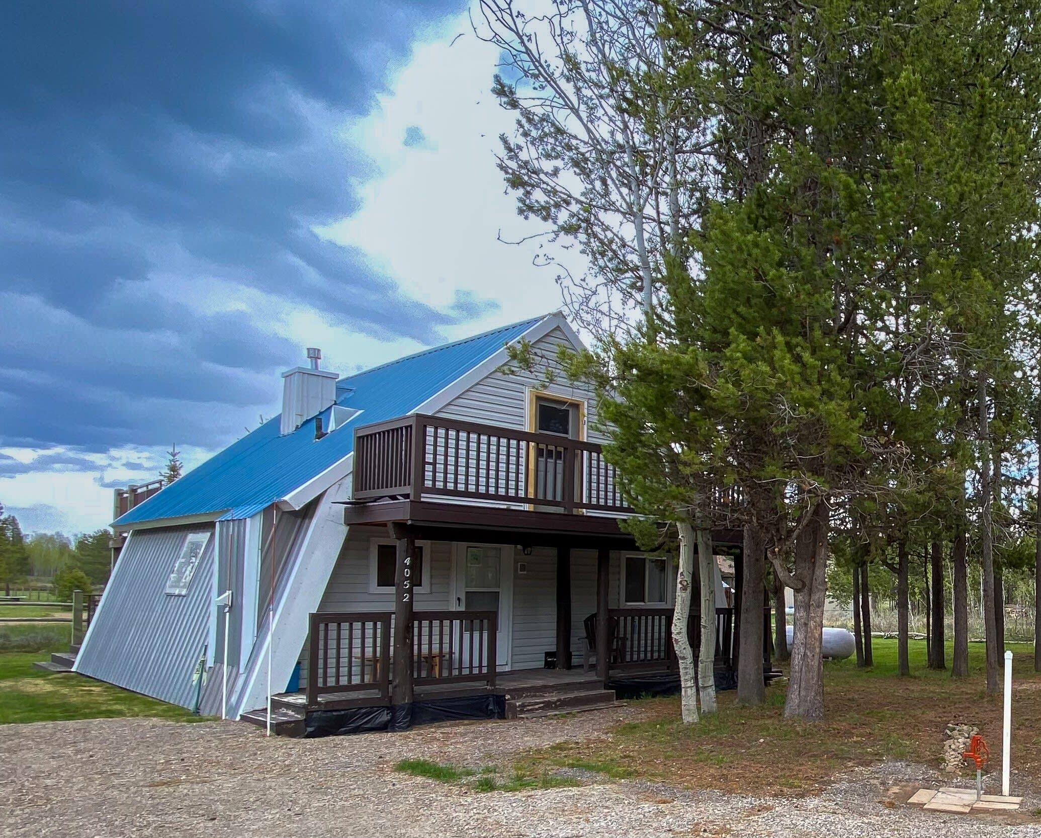 Blue Top Cabin | Sleeps 8 | 40 Min to Yellowstone