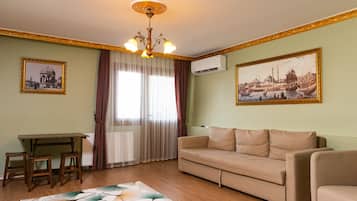 Panoramic Apartment, 3 Bedrooms, Smoking, Partial Sea View | Living area