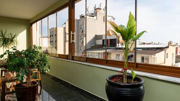 Panoramic-Apartment, 3 Schlafzimmer, Raucher, eingeschränkter Meerblick | Wohnbereich | 65-Zoll-LED-Fernseher mit Satellitenempfang, Fernseher
