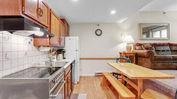 Coffee/tea maker, fridge, microwave, oven