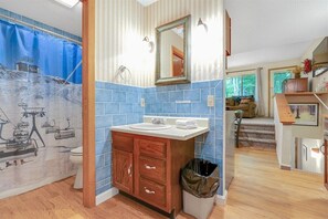 Bathtub, hair dryer, towels - Ski-In/Ski-Out Sunday River Condo: Sunrise A-108 (Newry)